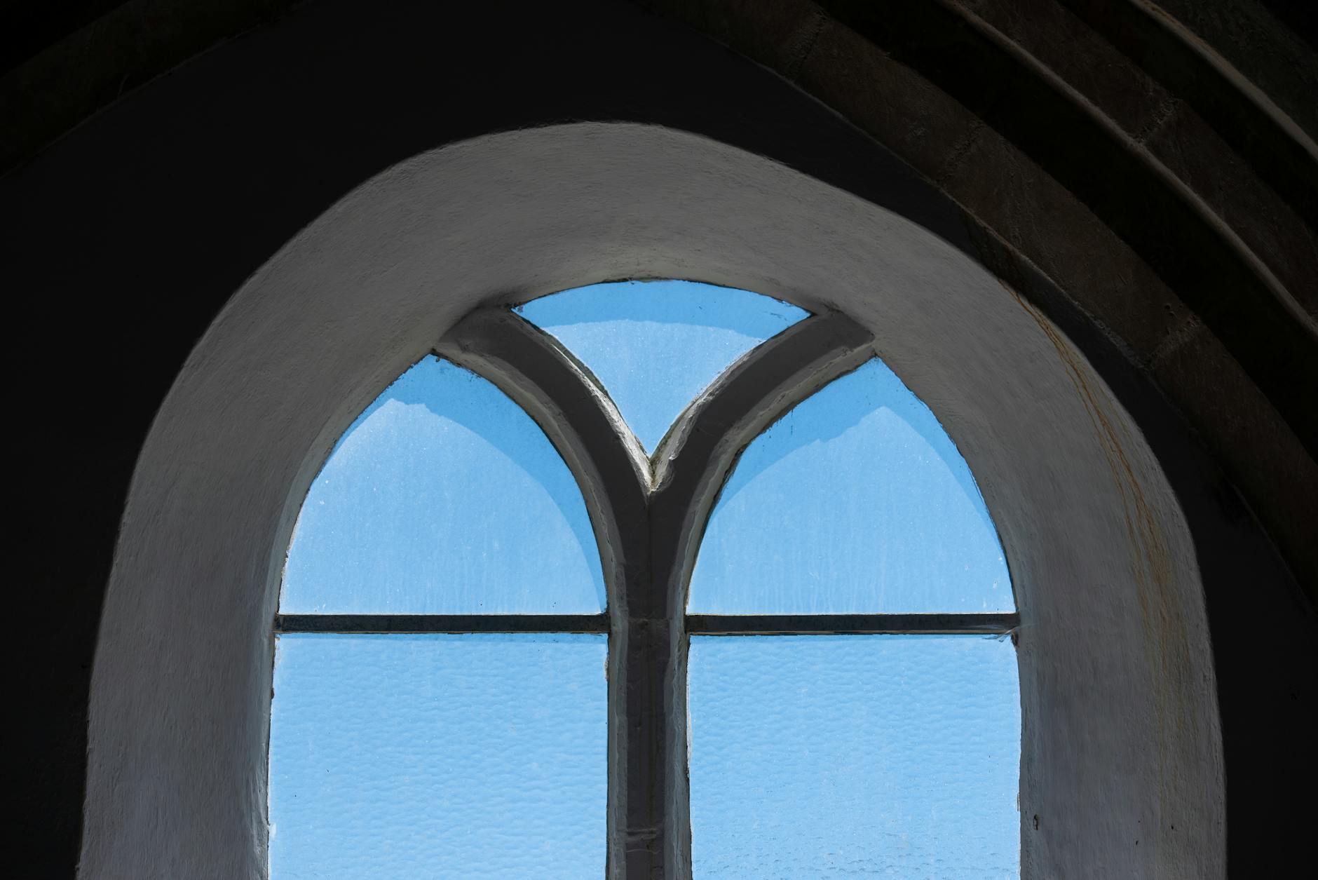 Gotyckie okno kościoła z widokiem na błękitne niebo