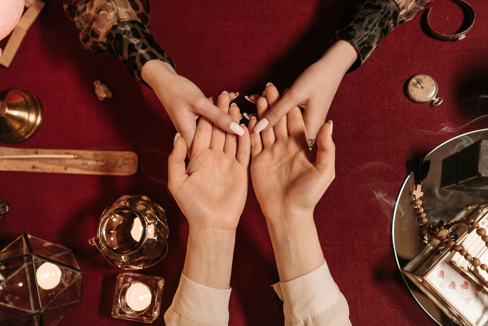 Widok z góry na wróżenie z dłoni przy świecach i mistycznych przedmiotach