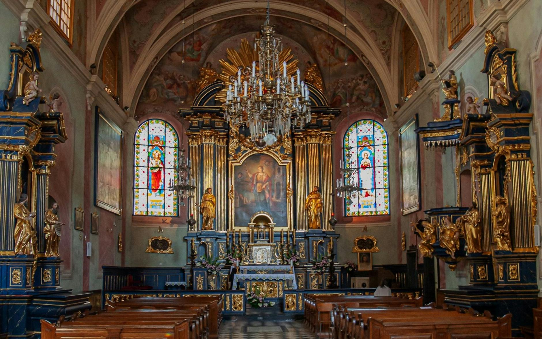 Bogato zdobiony ołtarz w historycznym kościele w Polsce