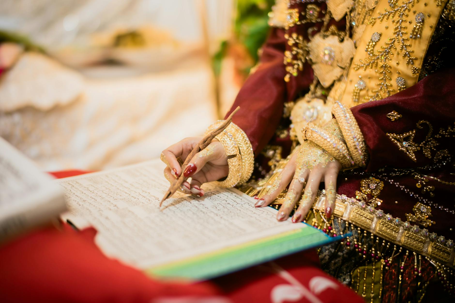 Dłoń kobiety zapisującej tekst podczas tradycyjnej ceremonii