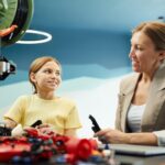 Dziewczynka i nauczycielka przy kreatywnym projekcie plastycznym