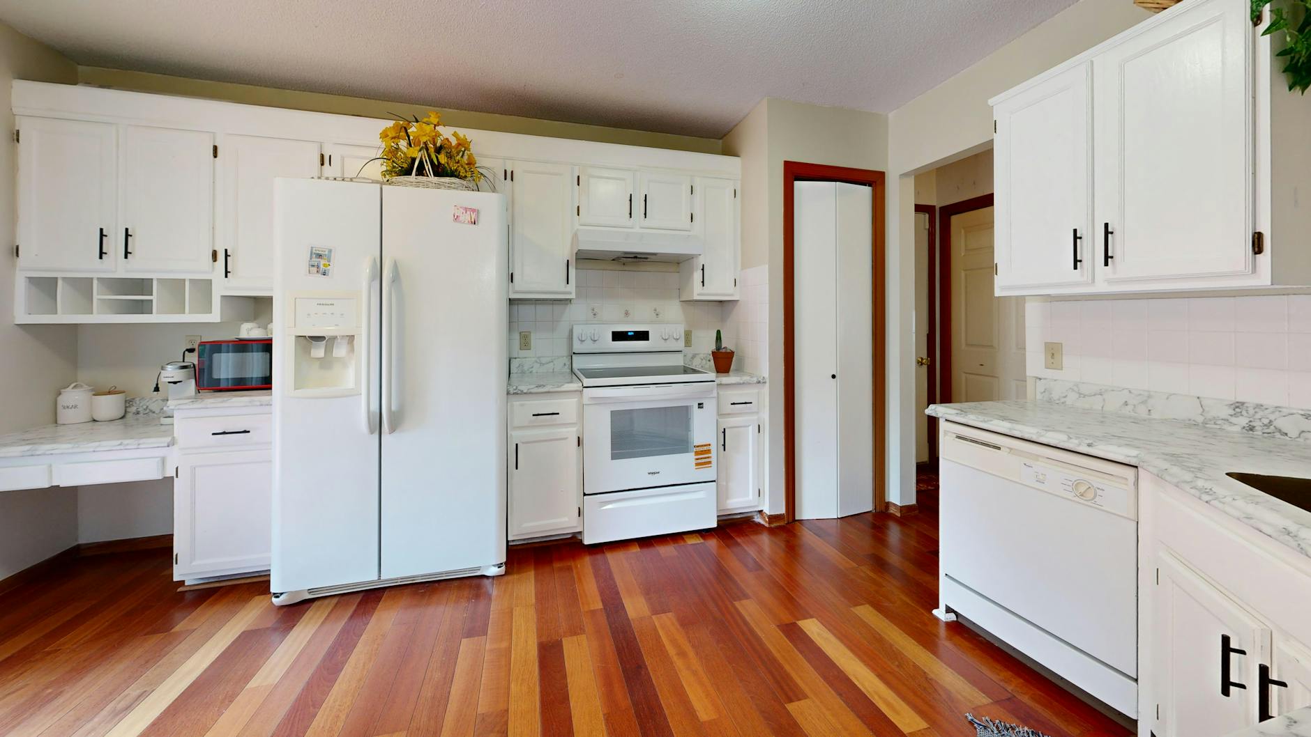 Kuchnia z otwartą mikrofalówką, do środka wkładany jest talerz