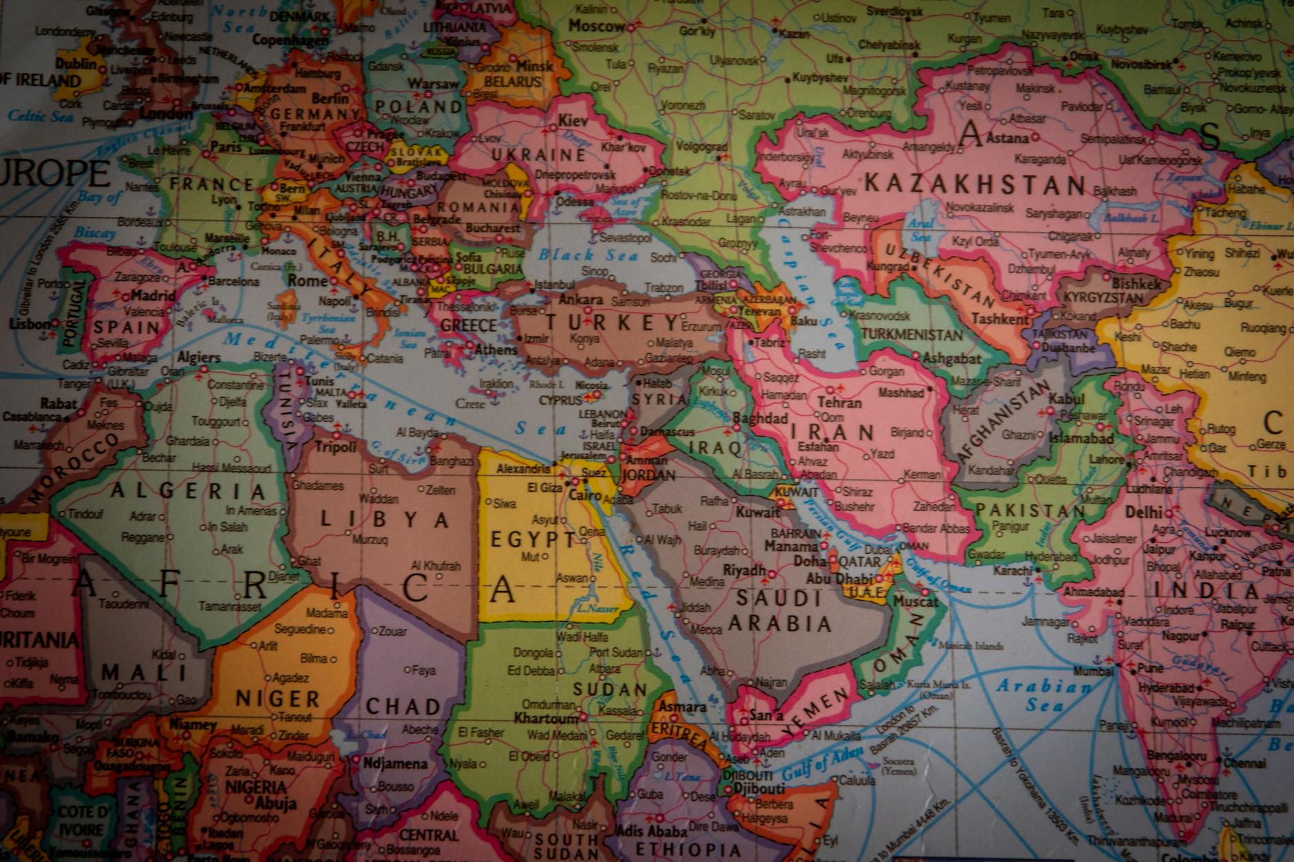 Mapa polityczna Europy i Azji z zaznaczonymi krajami i stolicami