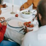 Rodzina je uroczystą wegetariańską kolację przy wspólnym stole