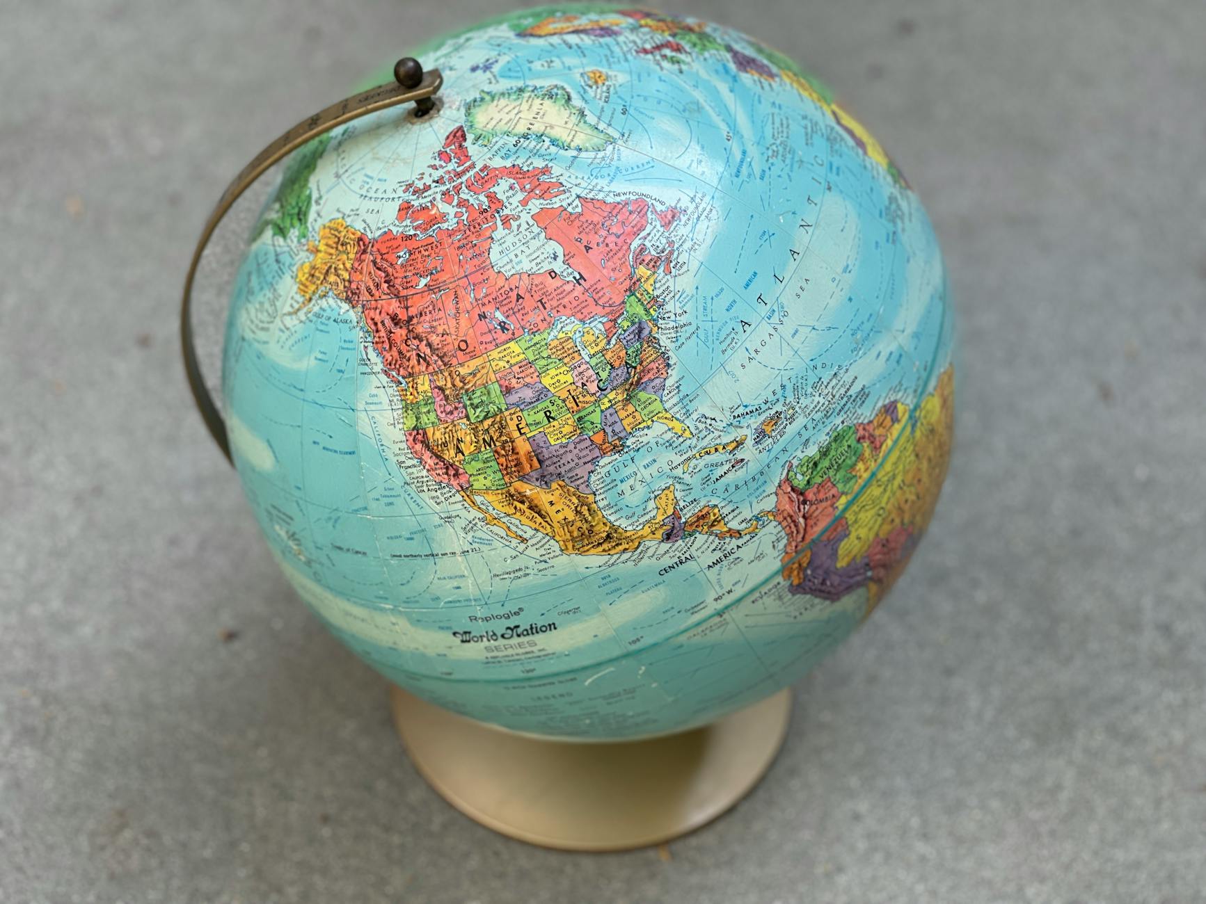 Stary globus z Ameryką Północną jako symbol nauki geografii