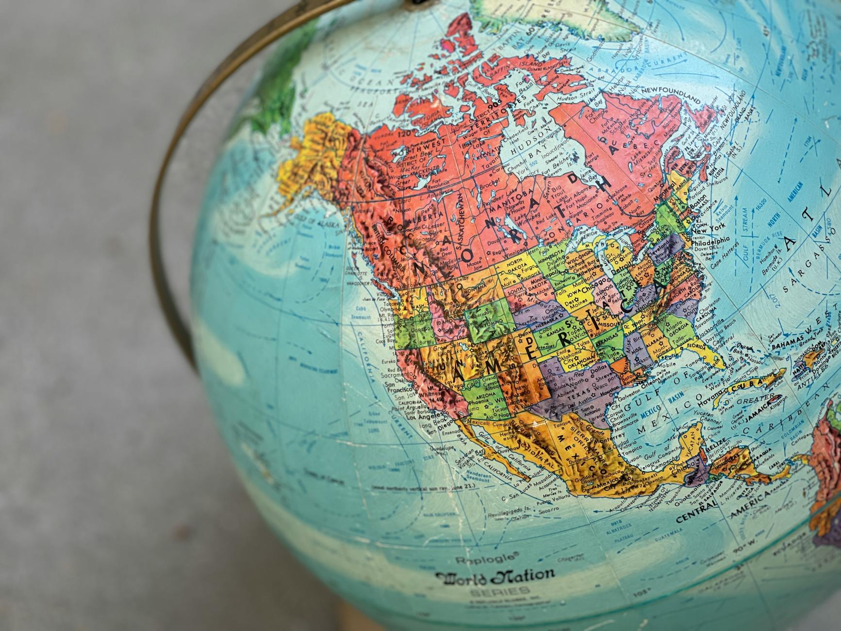 Stary globus z wyeksponowaną Ameryką Północną na kolorowej mapie