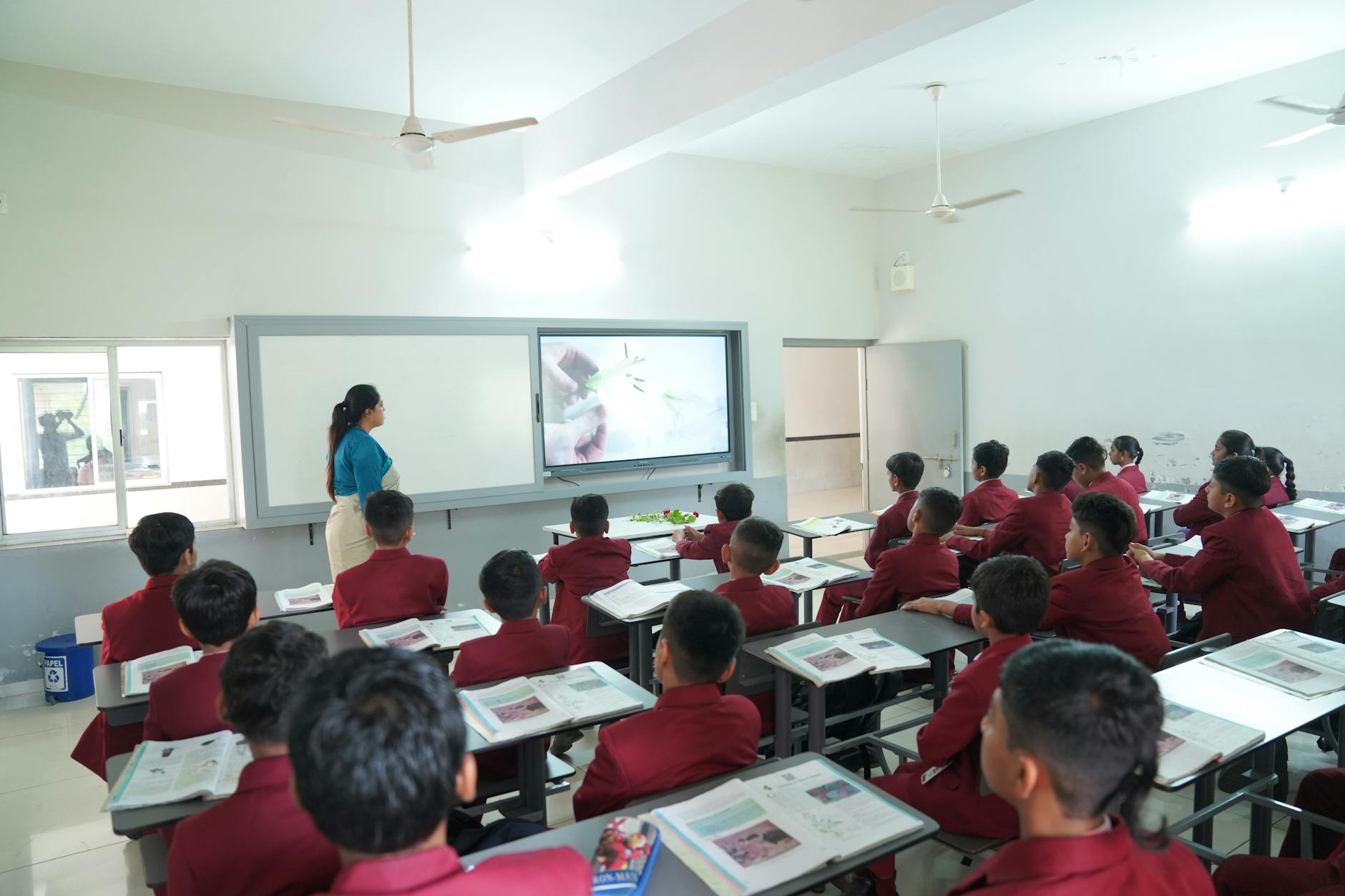 Stos książek i przybory artystyczne na biurku akademickim