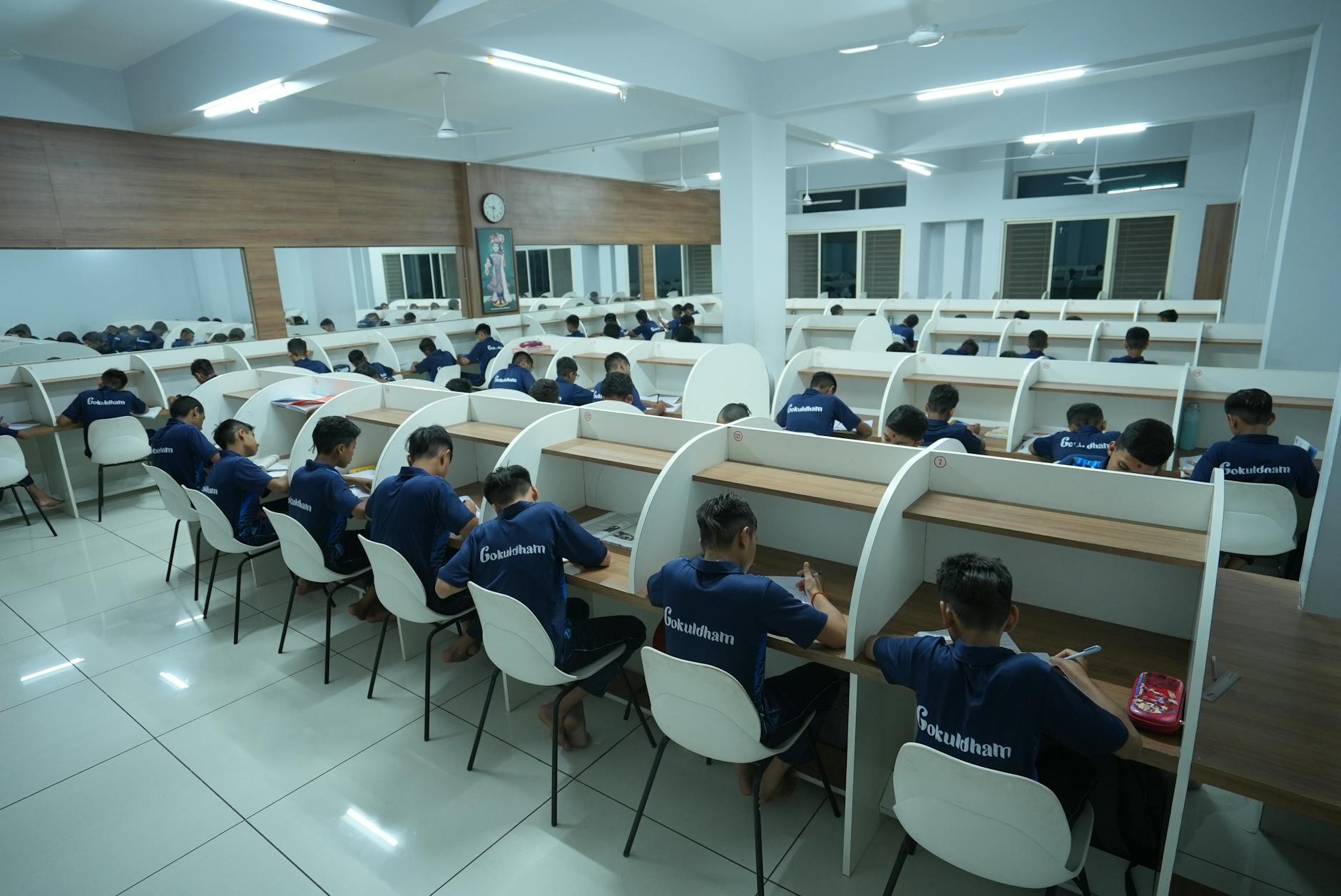 Stos książek i przybory plastyczne na biurku ucznia języka angielskiego