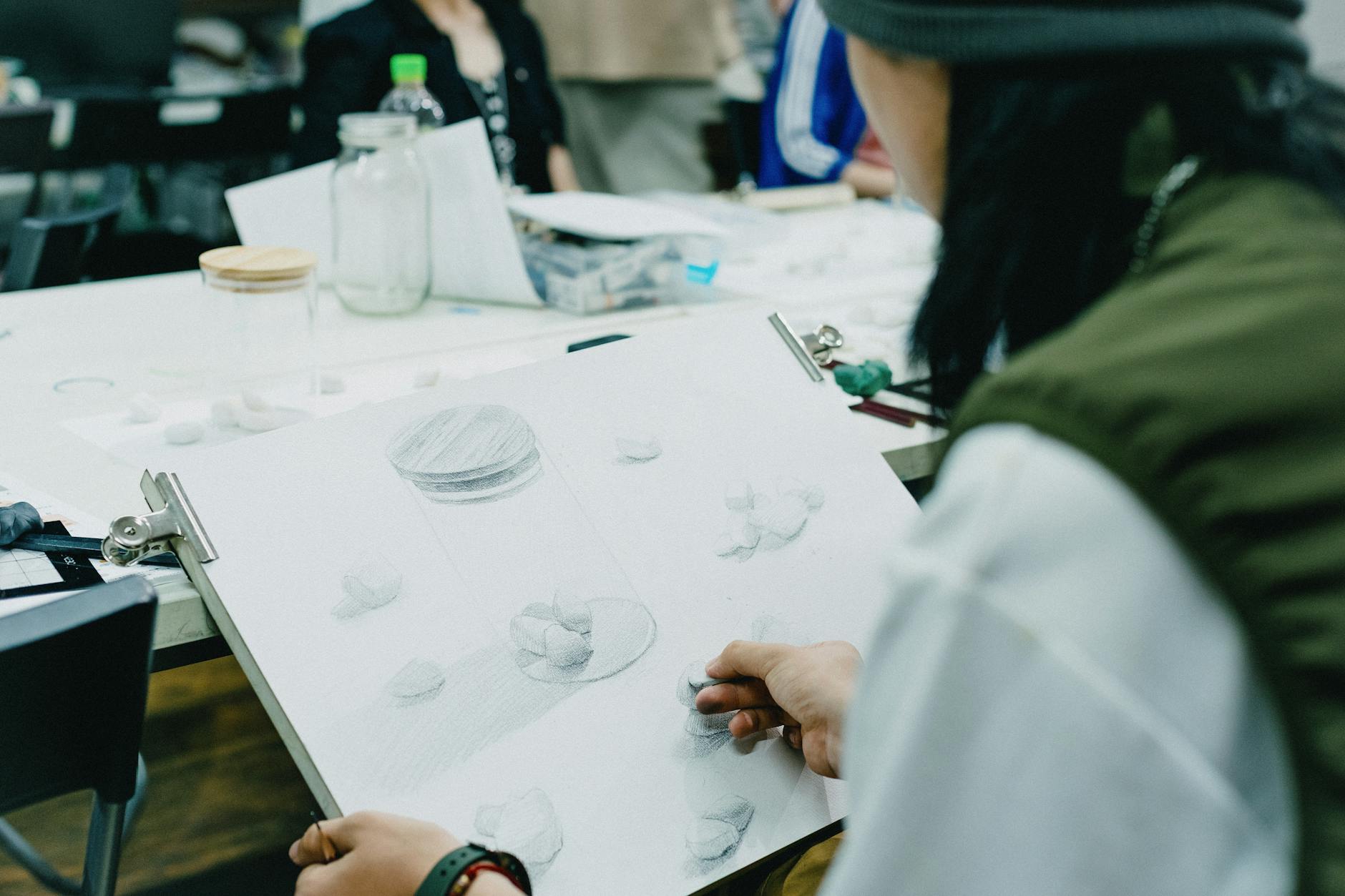 Uczniowie rysują martwą naturę na lekcji plastyki w Tokio