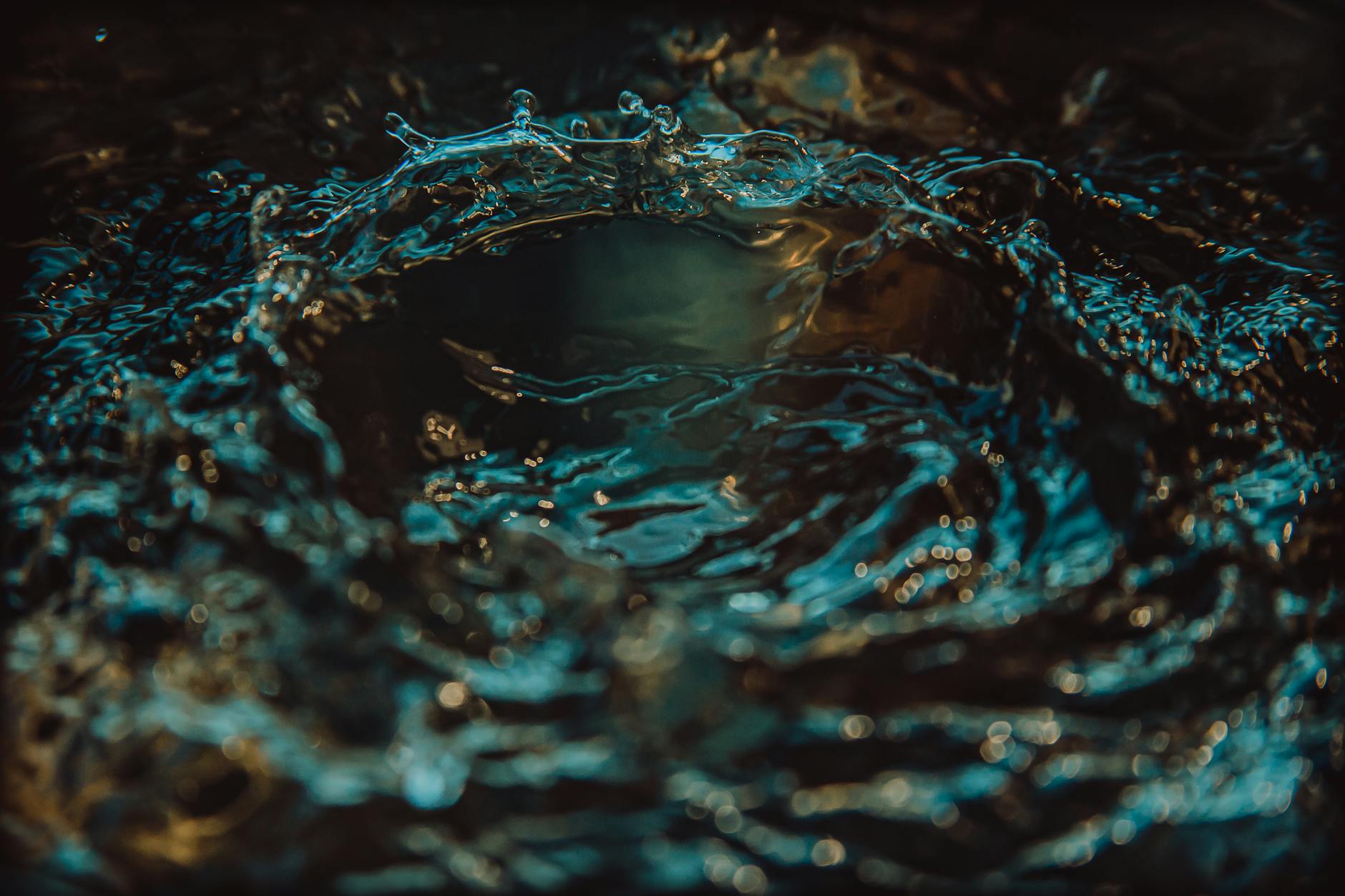 Zbliżenie fal na powierzchni wody tworzących symetryczne kręgi