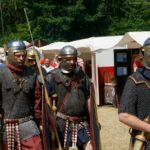 Sztuka wojny w starożytności: falanga, legion i genialne strategie Rekonstrukcja historyczna wojowników w metalowych hełmach z bronią