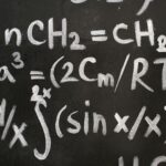 Co oznacza znak pierwiastka? Intuicyjnie o √ i prostych rachunkach Tablica z wzorami matematycznymi i chemicznymi w szkolnej klasie