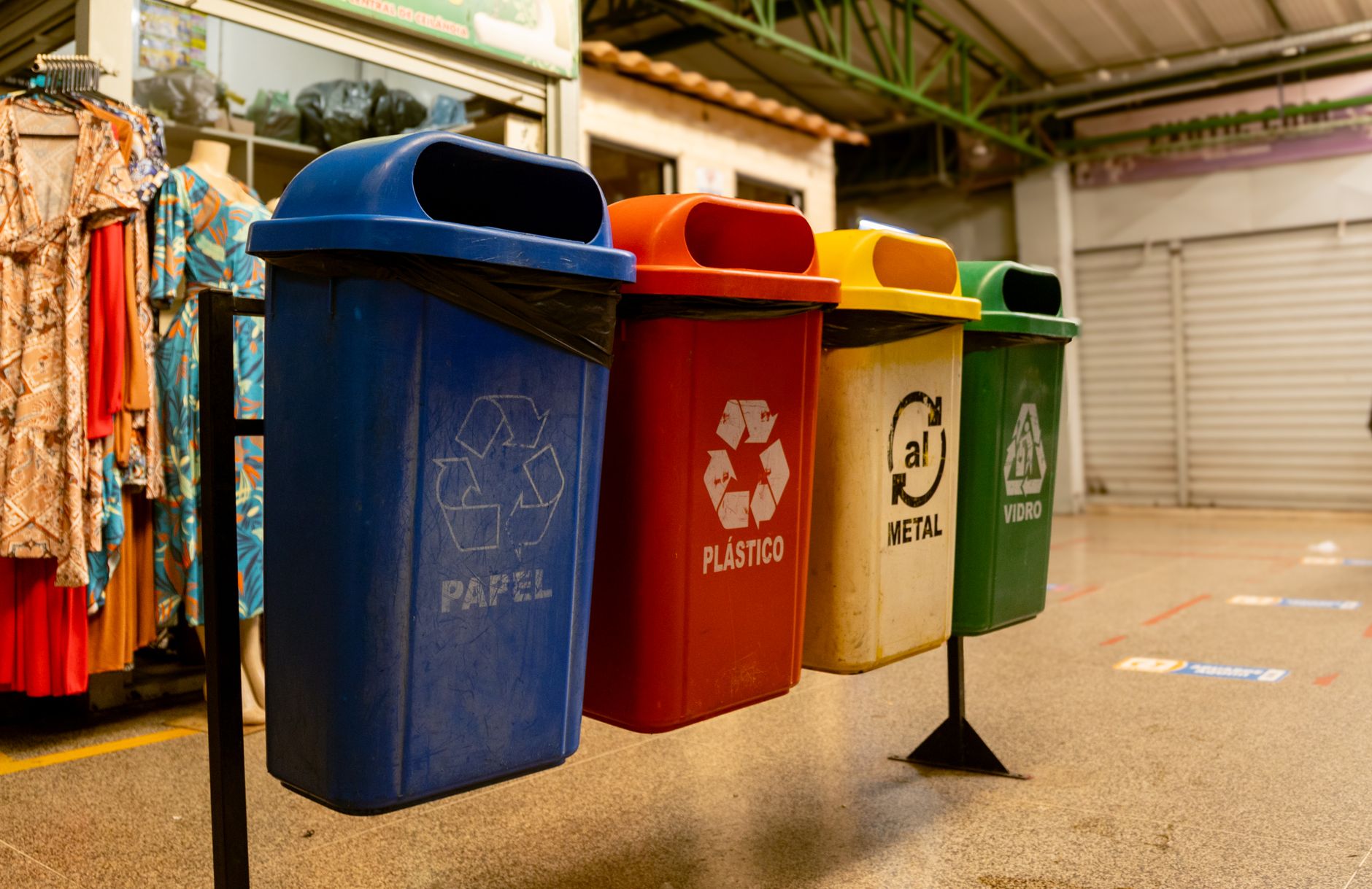 Cztery pojemniki do recyklingu papieru, plastiku, metalu i szkła