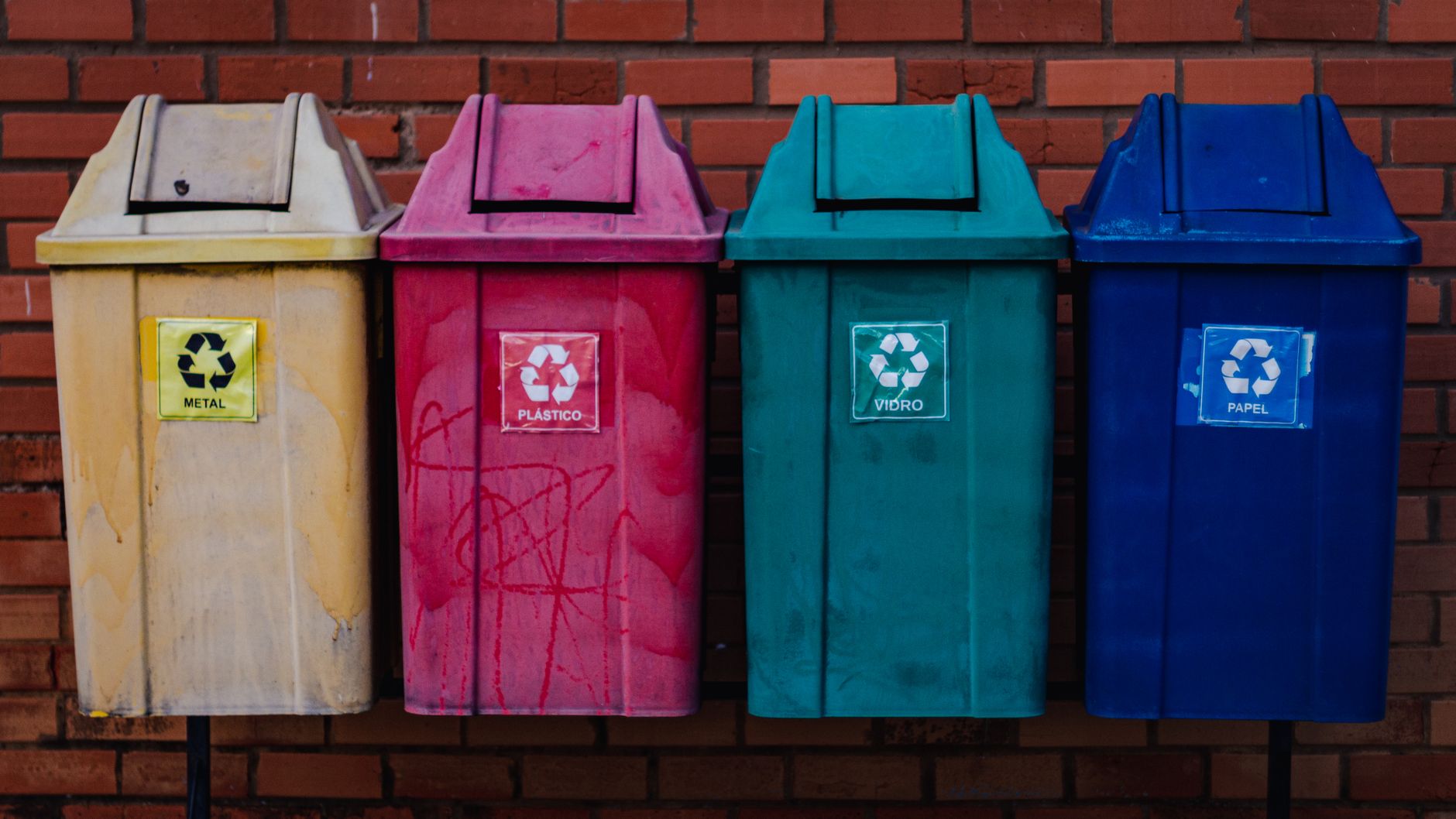 Kolorowe pojemniki do recyklingu szkła, plastiku, metalu i papieru
