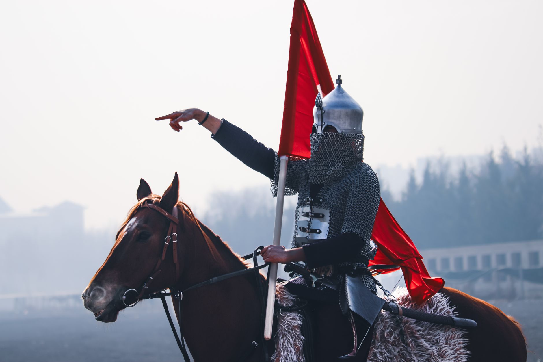 Opancerzony jeździec na koniu z chorągwią w plenerze w Konyi